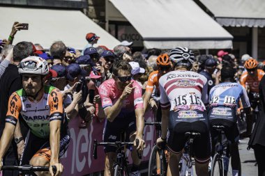 Treviso, İtalya 31 Mayıs 2019: Giro D 'Italia 2019' un 19. safhasının başlamasından hemen önce profesyonel bisikletçi.