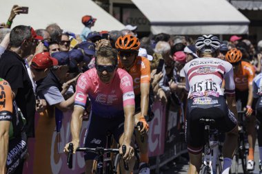 Treviso, İtalya 31 Mayıs 2019: Giro D 'Italia 2019' un 19. safhasının başlamasından hemen önce profesyonel bisikletçi.