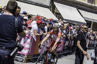 Treviso, İtalya 31 Mayıs 2019: Giro D 'Italia 2019' un 19. safhasının başlamasından hemen önce profesyonel bisikletçi.