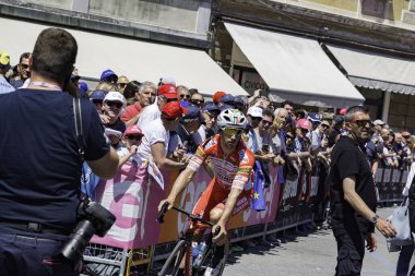 Treviso, İtalya 31 Mayıs 2019: Giro D 'Italia 2019' un 19. safhasının başlamasından hemen önce profesyonel bisikletçi.