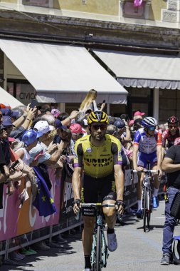 Treviso, İtalya 31 Mayıs 2019: Giro D 'Italia 2019' un 19. safhasının başlamasından hemen önce profesyonel bisikletçi.