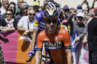 Treviso, İtalya 31 Mayıs 2019: Giro D 'Italia 2019' un 19. safhasının başlamasından hemen önce profesyonel bisikletçi.