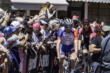 Treviso, İtalya 31 Mayıs 2019: Giro D 'Italia 2019' un 19. safhasının başlamasından hemen önce profesyonel bisikletçi.