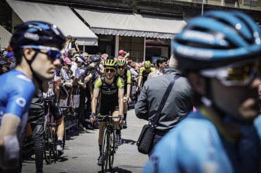 Treviso, İtalya 31 Mayıs 2019: Giro D 'Italia 2019' un 19. safhasının başlamasından hemen önce profesyonel bisikletçi.