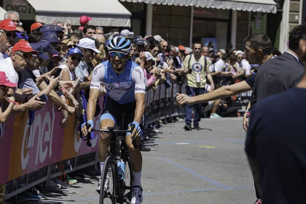 Treviso, İtalya 31 Mayıs 2019: Giro D 'Italia 2019' un 19. safhasının başlamasından hemen önce profesyonel bisikletçi.