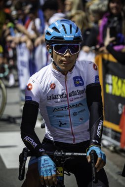 Valdaora, İtalya 30 Mayıs 2019: Migel Angel Lopez, Beyaz Jersey 'de, Giro D' Italia 2019 'un sert bir dağ sahnesinin başlamasından hemen önce ön cephede..