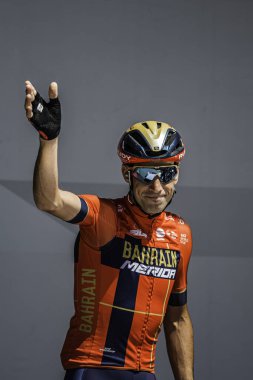 Valdaora, İtalya 30 Mayıs 2019: Vincenzo Nibali, Giro D 'Italia 2019 dağının sert bir sahnesinde podyumda imza veriyor..