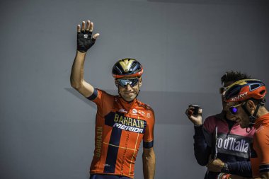 Valdaora, İtalya 30 Mayıs 2019: Vincenzo Nibali, Giro D 'Italia 2019 dağının sert bir sahnesinde podyumda imza veriyor..