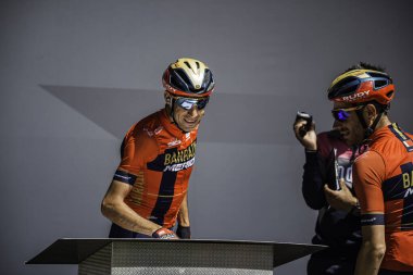 Valdaora, İtalya 30 Mayıs 2019: Vincenzo Nibali, Giro D 'Italia 2019 dağının sert bir sahnesinde podyumda imza veriyor..