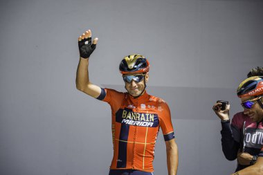Valdaora, İtalya 30 Mayıs 2019: Vincenzo Nibali, Giro D 'Italia 2019 dağının sert bir sahnesinde podyumda imza veriyor..