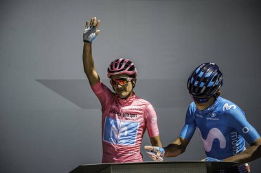 Valdaora, İtalya 30 Mayıs 2019: Richard Carapaz, pembe formalı, Giro D 'Italia 2019 dağının sert bir sahnesinde podyumda imza veriyor..
