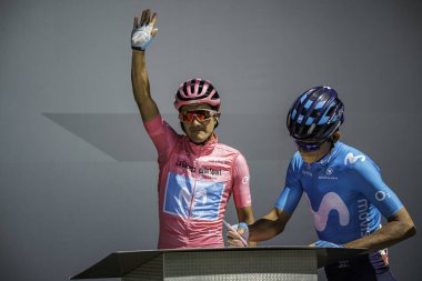 Valdaora, İtalya 30 Mayıs 2019: Richard Carapaz, pembe formalı, Giro D 'Italia 2019 dağının sert bir sahnesinde podyumda imza veriyor..