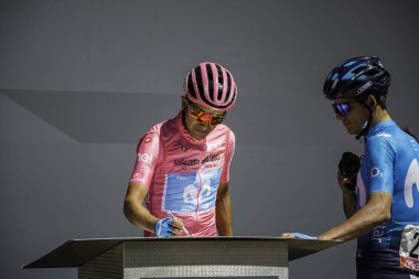 Valdaora, İtalya 30 Mayıs 2019: Richard Carapaz, pembe formalı, Giro D 'Italia 2019 dağının sert bir sahnesinde podyumda imza veriyor..