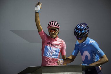 Valdaora, İtalya 30 Mayıs 2019: Richard Carapaz, pembe formalı, Giro D 'Italia 2019 dağının sert bir sahnesinde podyumda imza veriyor..