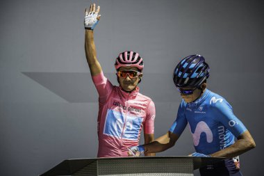 Valdaora, İtalya 30 Mayıs 2019: Richard Carapaz, pembe formalı, Giro D 'Italia 2019 dağının sert bir sahnesinde podyumda imza veriyor..