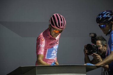 Valdaora, İtalya 30 Mayıs 2019: Richard Carapaz, pembe formalı, Giro D 'Italia 2019 dağının sert bir sahnesinde podyumda imza veriyor..