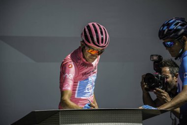 Valdaora, İtalya 30 Mayıs 2019: Richard Carapaz, pembe formalı, Giro D 'Italia 2019 dağının sert bir sahnesinde podyumda imza veriyor..