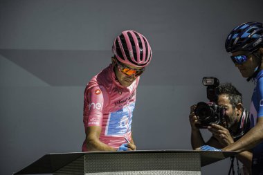 Valdaora, İtalya 30 Mayıs 2019: Richard Carapaz, pembe formalı, Giro D 'Italia 2019 dağının sert bir sahnesinde podyumda imza veriyor..