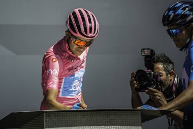Valdaora, İtalya 30 Mayıs 2019: Richard Carapaz, pembe formalı, Giro D 'Italia 2019 dağının sert bir sahnesinde podyumda imza veriyor..