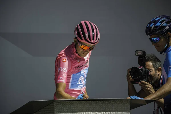 Valdaora イタリア2019年5月30日 Richard Carapaz ピンクのジャージーで Giro Italia 2019の山の中でハードステージに署名する前に表彰台に立つ — ストック写真