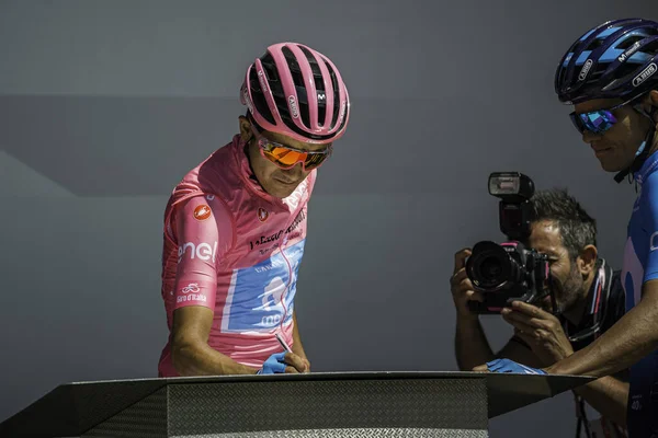 Valdaora, İtalya 30 Mayıs 2019: Richard Carapaz, pembe formalı, Giro D 'Italia 2019 dağının sert bir sahnesinde podyumda imza veriyor..
