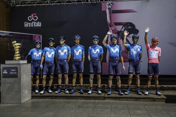 Valdaora イタリア5月30 2019 ピンクのジャージーでカラパズと全体のMovistarチームは Giro Italia 2019の厳しい山岳ステージの直前の表彰台の署名 — ストック写真