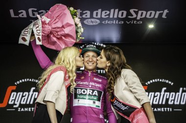Santa Maria di Sala, İtalya 30 Mayıs 2019: Pascal Ackermann, mor formalı, Giro D 'Italia 2020' nin sert bir sahnesinden sonra podyumda kutluyor..