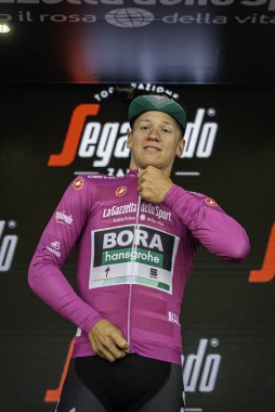 Santa Maria di Sala, İtalya 30 Mayıs 2019: Pascal Ackermann, mor formalı, Giro D 'Italia 2020' nin sert bir sahnesinden sonra podyumda kutluyor..