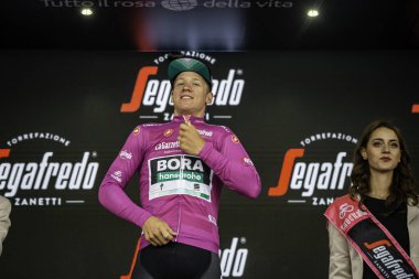 Santa Maria di Sala, İtalya 30 Mayıs 2019: Pascal Ackermann, mor formalı, Giro D 'Italia 2020' nin sert bir sahnesinden sonra podyumda kutluyor..