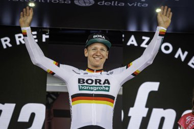 Santa Maria di Sala, İtalya 30 Mayıs 2019: Pascal Ackermann Giro D 'Italia 2020' nin zorlu bir sahnesinden sonra podyumda kutlama yaptı.