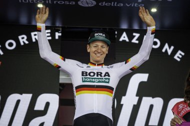 Santa Maria di Sala, İtalya 30 Mayıs 2019: Pascal Ackermann Giro D 'Italia 2020' nin zorlu bir sahnesinden sonra podyumda kutlama yaptı.