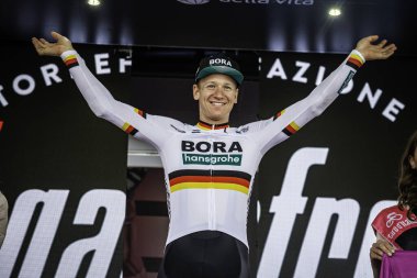 Santa Maria di Sala, İtalya 30 Mayıs 2019: Pascal Ackermann Giro D 'Italia 2020' nin zorlu bir sahnesinden sonra podyumda kutlama yaptı.