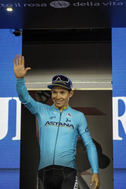 Santa Maria di Sala, İtalya 30 Mayıs 2019: Migel Angel Lopez, Beyaz Jersey 'de Giro D' Italia 2020 'nin sert bir sahnesinden sonra podyumda kutluyor..