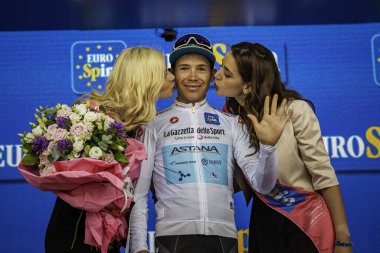 Santa Maria di Sala, İtalya 30 Mayıs 2019: Migel Angel Lopez, Beyaz Jersey 'de Giro D' Italia 2020 'nin sert bir sahnesinden sonra podyumda kutluyor..