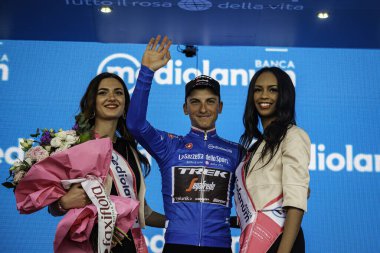 Santa Maria di Sala, İtalya 30 Mayıs 2019: Giulio Ciccone, Blue Jersey 'de Giro D' Italia 2020 'nin zorlu bir sahnesinden sonra podyumda kutluyor..