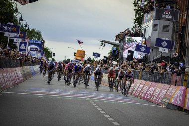 Santa Maria di Sala, İtalya 30 Mayıs 2019: Damiano Caruso, bitiş çizgisinde inanılmaz bir koşuyla Giro D 'Italia' nın bir aşamasını kazandı..