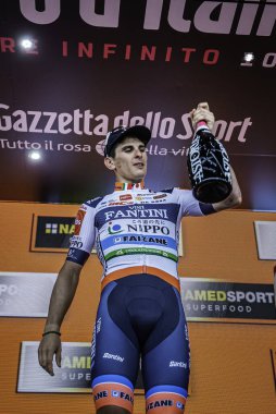 Santa Maria di Sala, İtalya 30 Mayıs 2019: Damiano Caruso, Giro D 'Italia 2020' yi inanılmaz bir koşuyla kazandıktan sonra podyumda kutlama yaptı..