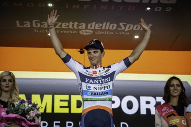 Santa Maria di Sala, İtalya 30 Mayıs 2019: Damiano Caruso, Giro D 'Italia 2020' yi inanılmaz bir koşuyla kazandıktan sonra podyumda kutlama yaptı..