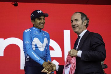 Santa Maria di Sala, İtalya 30 Mayıs 2019: Pembe formalı Richard Carapaz, Giro D 'Italia 2020' nin zorlu bir döneminden sonra podyumda kutlama yapıyor..