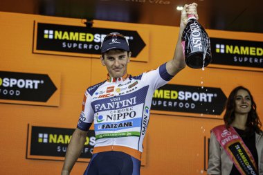 Santa Maria di Sala, İtalya 30 Mayıs 2019: Damiano Caruso, Giro D 'Italia 2020' yi inanılmaz bir koşuyla kazandıktan sonra podyumda kutlama yaptı..