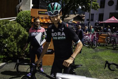 Valdaora, İtalya 30 Mayıs 2019: Giro D 'Italia 2019' un başlamasından kısa bir süre önce Davide Formolo.