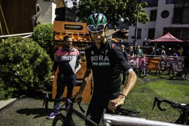 Valdaora, İtalya 30 Mayıs 2019: Giro D 'Italia 2019' un başlamasından kısa bir süre önce Davide Formolo.