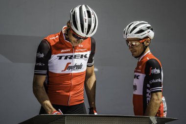 Valdaora, İtalya 30 Mayıs 2019: Tüm Trek Segafredo takımı Giro D 'Italia 2019' un sert bir dağ sahnesinden hemen önce podyum imzalarını attı..