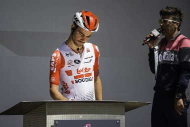 Valdaora, İtalya 30 Mayıs 2019: Giro D 'Italia 2019' un başlamasından kısa bir süre önce profesyonel bisikletçi.