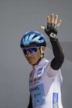 Valdaora, İtalya 30 Mayıs 2019: Giro D 'Italia 2019' un başlamasından kısa bir süre önce profesyonel bisikletçi.