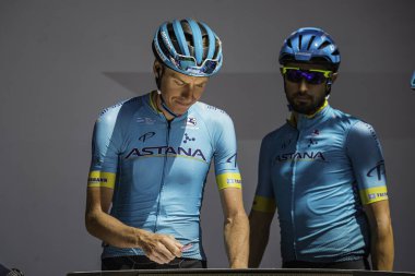 Valdaora, İtalya 30 Mayıs 2019: Giro D 'Italia 2019' un başlamasından kısa bir süre önce profesyonel bisikletçi.