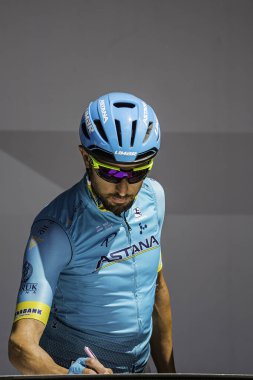 Valdaora, İtalya 30 Mayıs 2019: Giro D 'Italia 2019' un başlamasından kısa bir süre önce profesyonel bisikletçi.