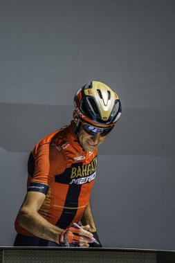 Valdaora, İtalya 30 Mayıs 2019: Giro D 'Italia 2019' un başlamasından kısa bir süre önce profesyonel bisikletçi.