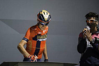 Valdaora, İtalya 30 Mayıs 2019: Giro D 'Italia 2019' un başlamasından kısa bir süre önce profesyonel bisikletçi.