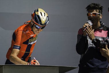 Valdaora, İtalya 30 Mayıs 2019: Giro D 'Italia 2019' un başlamasından kısa bir süre önce profesyonel bisikletçi.